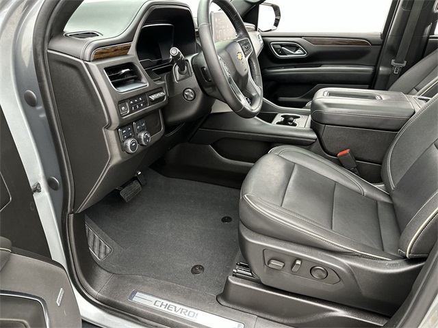 2023 Chevrolet Suburban Premier photo 3