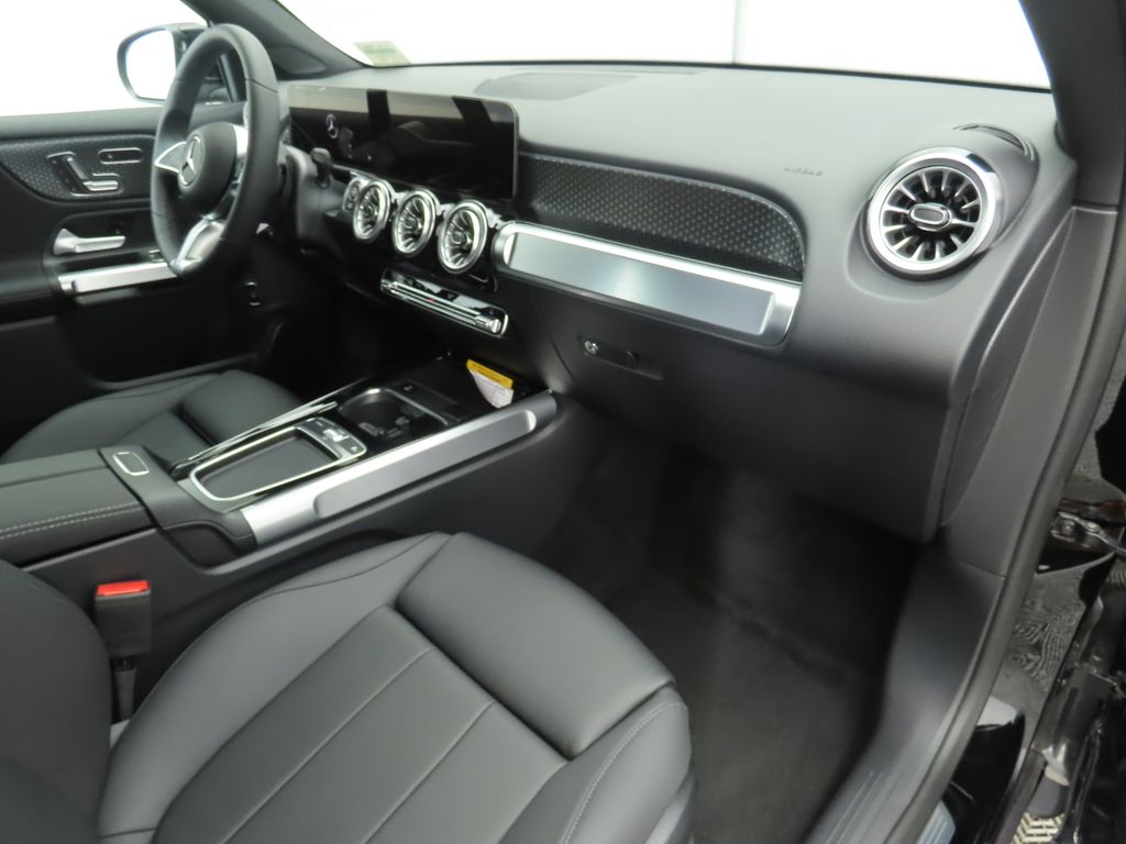 2025 Mercedes Benz GLB 250 photo 17