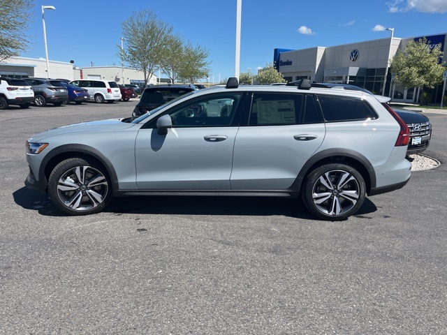 2025 Volvo V60 Cross Country B5 Plus photo 2