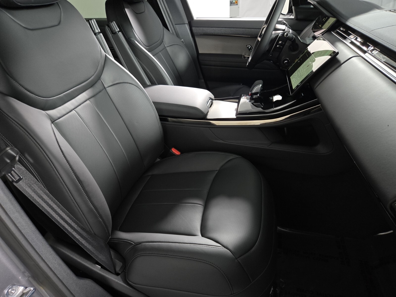 2025 Land Rover Range Rover Sport SE photo 2