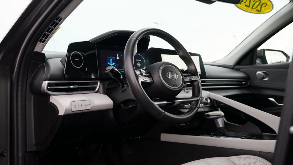 2024 Hyundai Elantra Limited photo 9