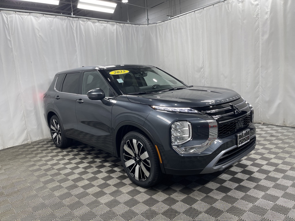 2025 Mitsubishi Outlander SE photo 2