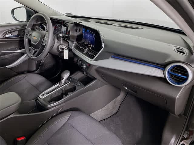 2025 Chevrolet Trax LS photo 27
