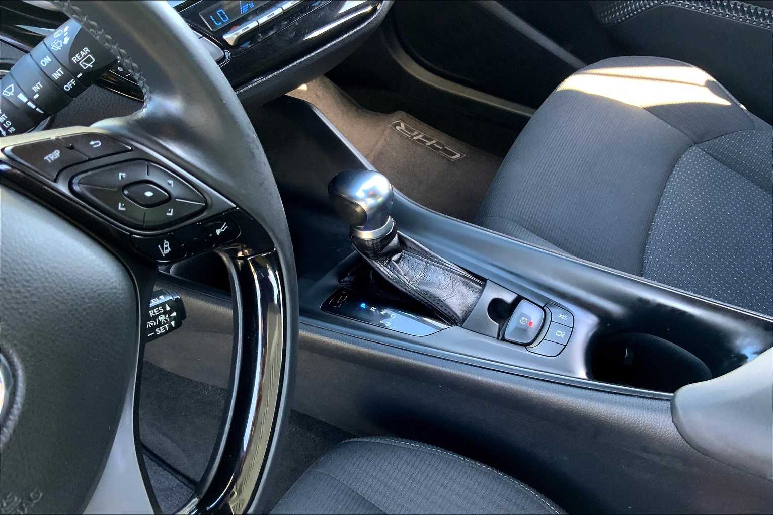 2018 Toyota C-HR XLE photo 14