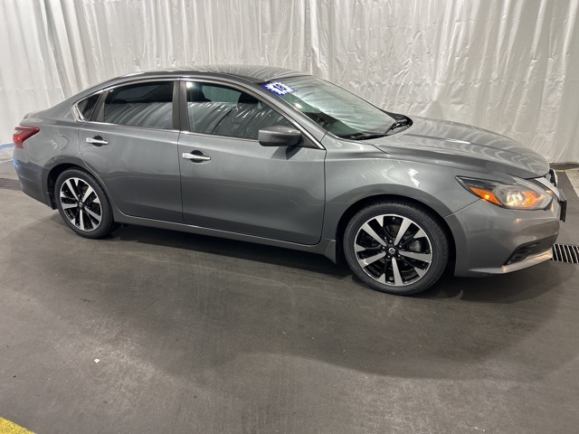 Used 2018 Nissan Altima SR with VIN 1N4AL3AP4JC137036 for sale in Grants Pass, OR