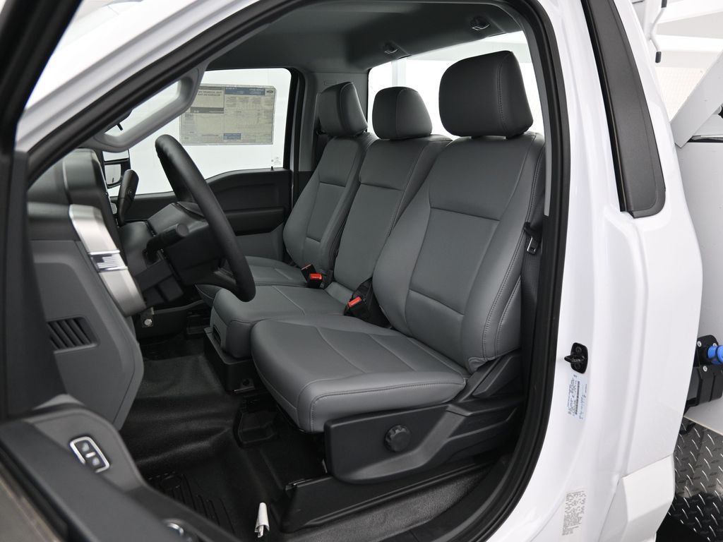 2025 Ford F-450 photo 9
