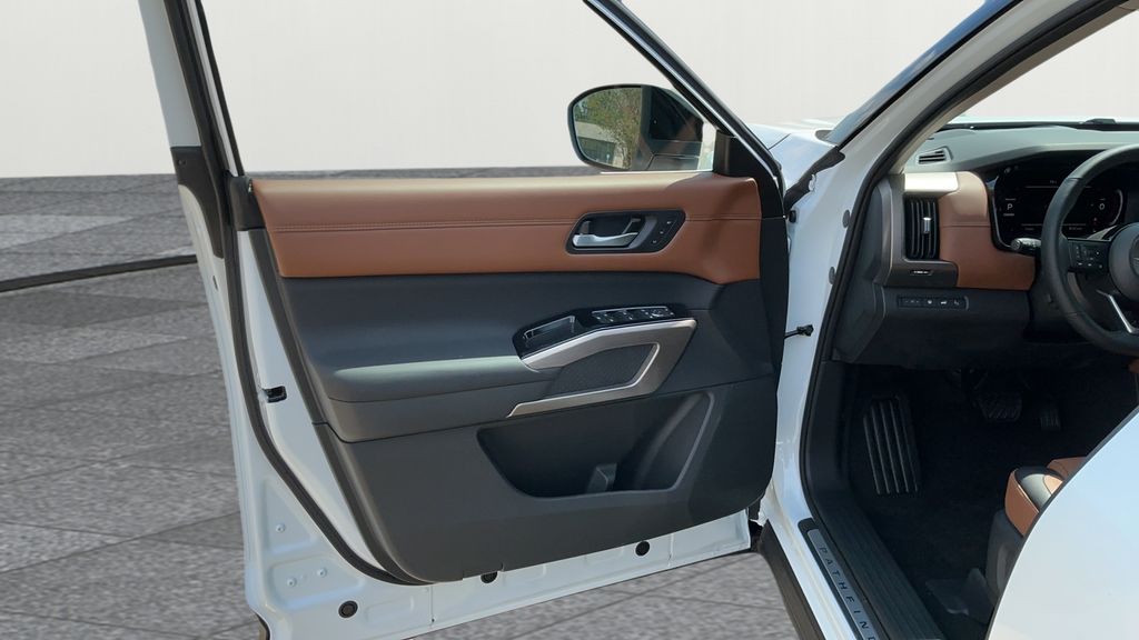 2025 Nissan Pathfinder Platinum photo 12