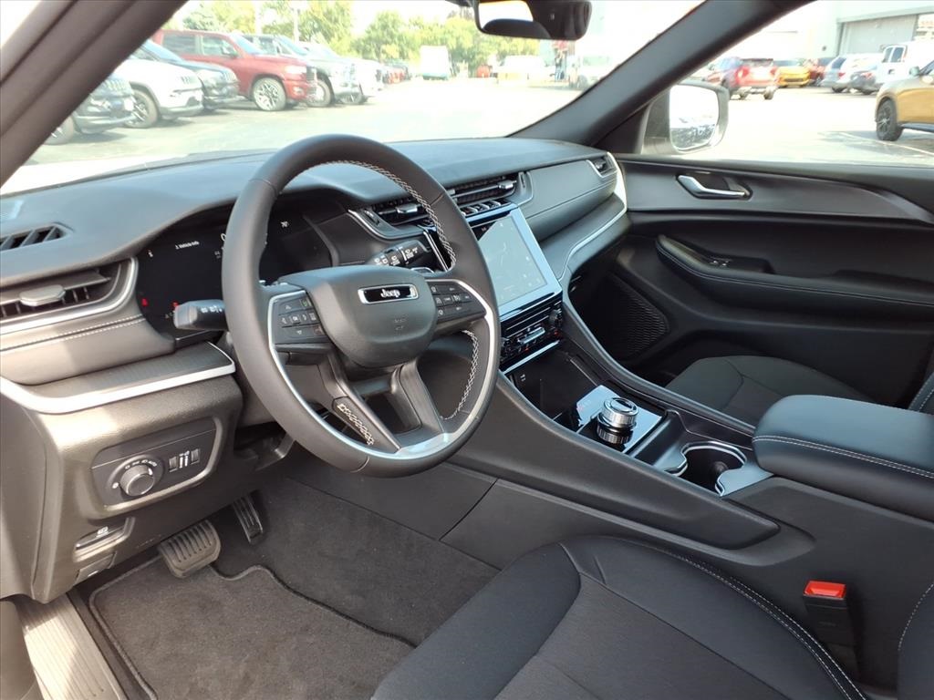 2025 Jeep Grand Cherokee Laredo Altitude photo 8