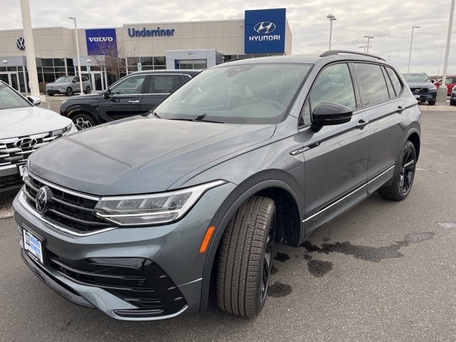 2024 Volkswagen Tiguan SE R-LINE BLACK's photo