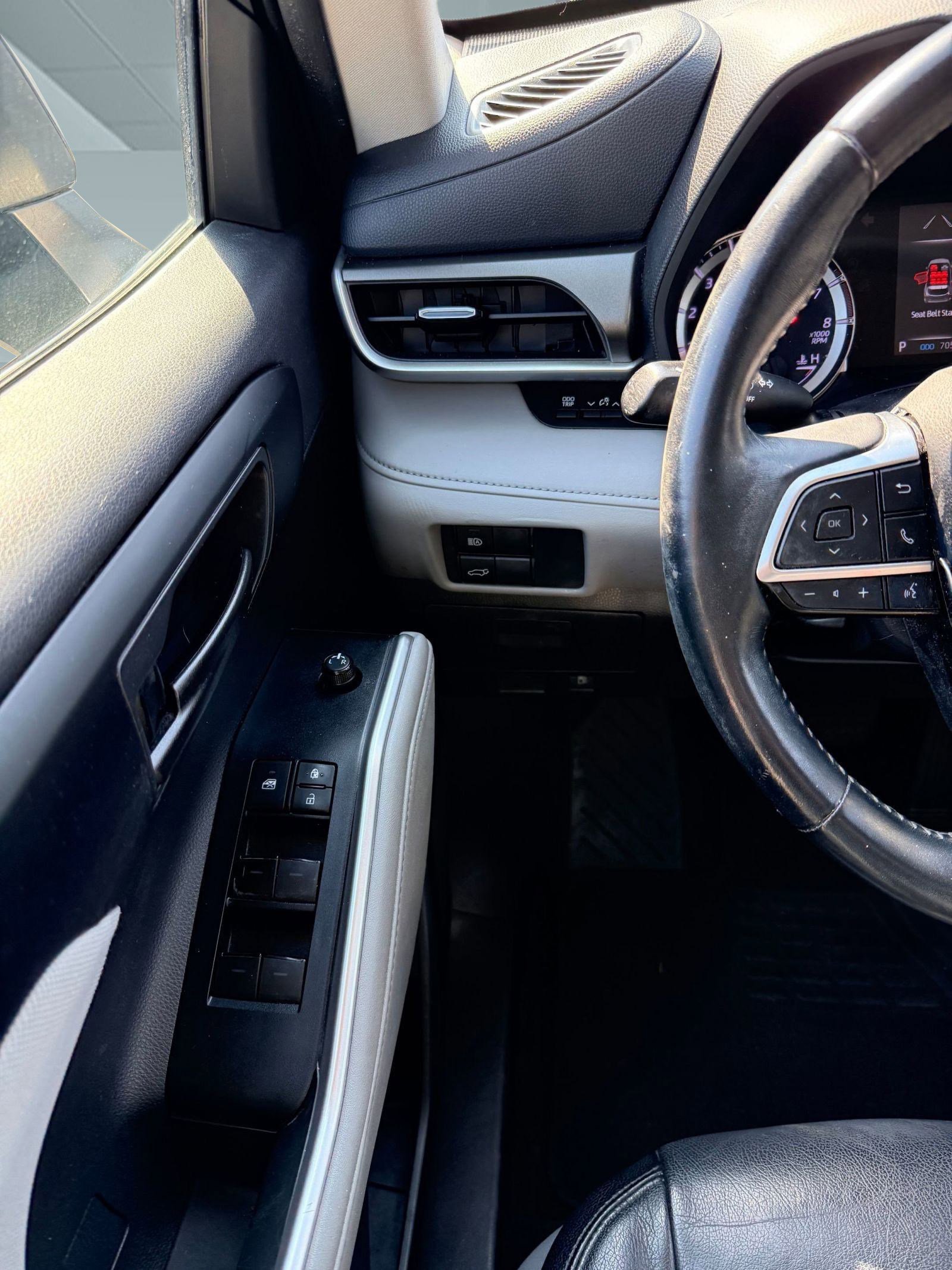 2020 Toyota Highlander LE photo 25