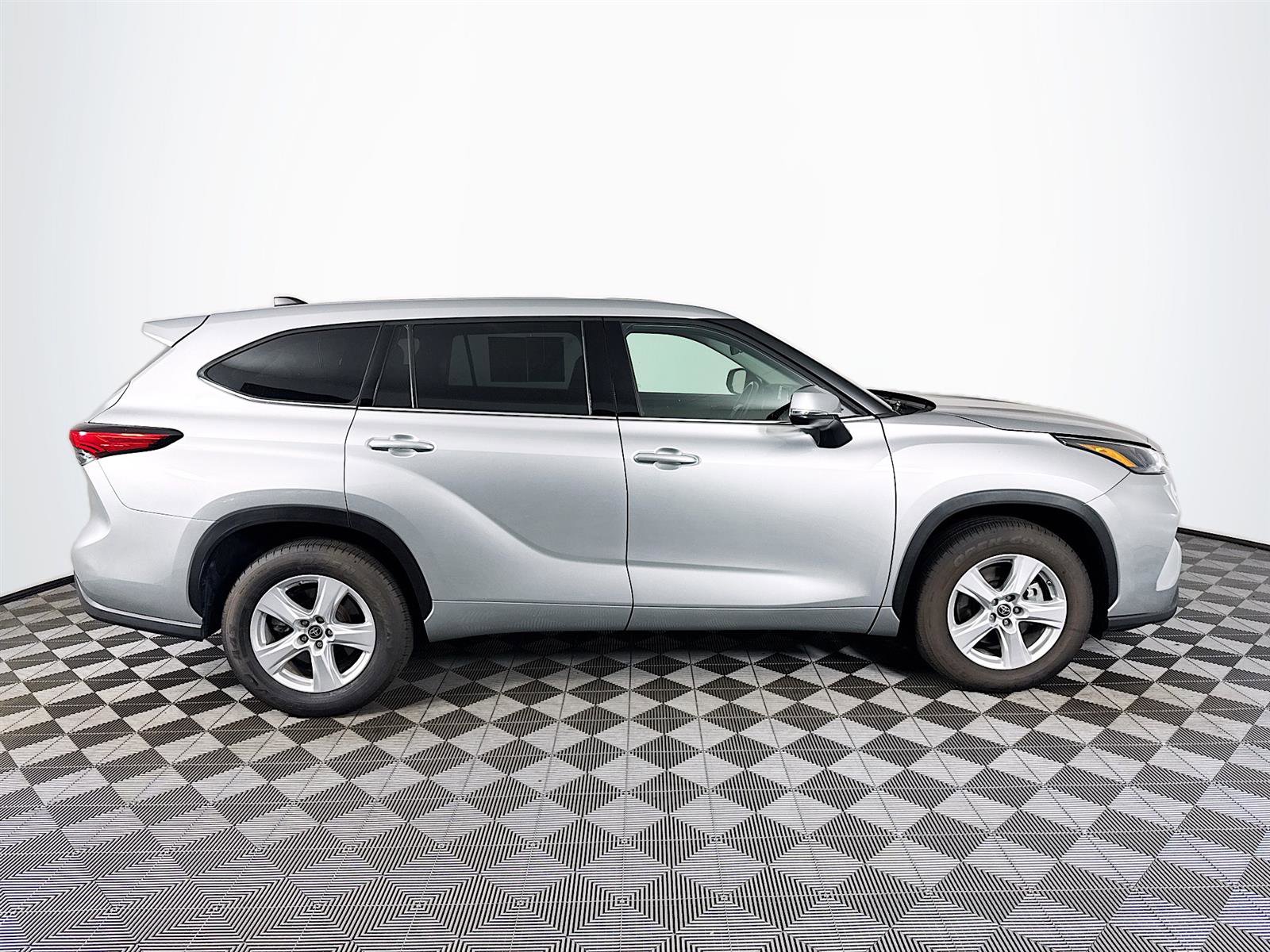 2022 Toyota Highlander Hybrid LE photo 4