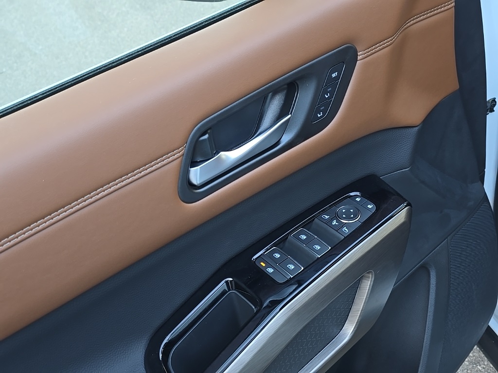 2025 Nissan Pathfinder Platinum photo 9