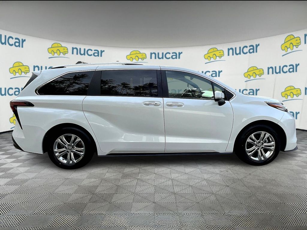 2022 Toyota Sienna Platinum photo 9
