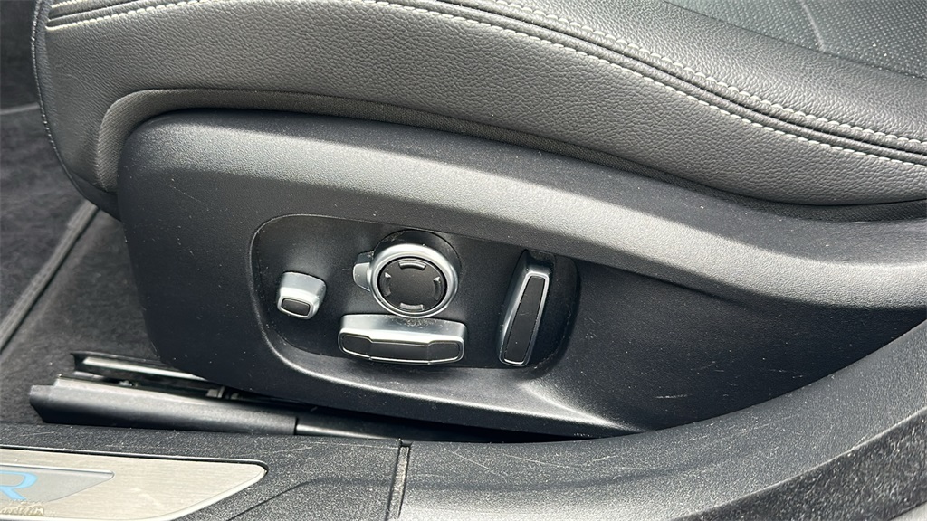 2021 Jaguar XF R-Dynamic SE photo 11