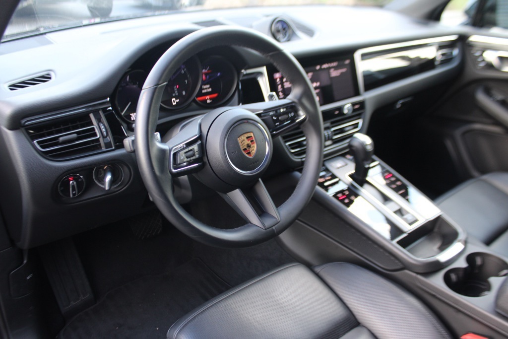 2025 Porsche Macan Base photo 4