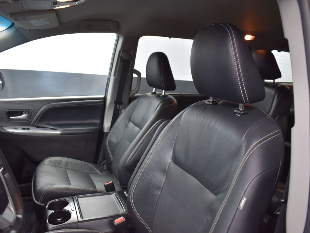 2017 Toyota Sienna SE photo 9