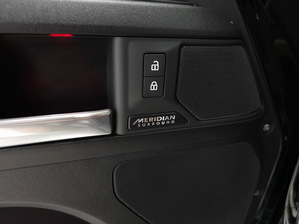 2025 Land Rover Defender 110 V8 photo 12