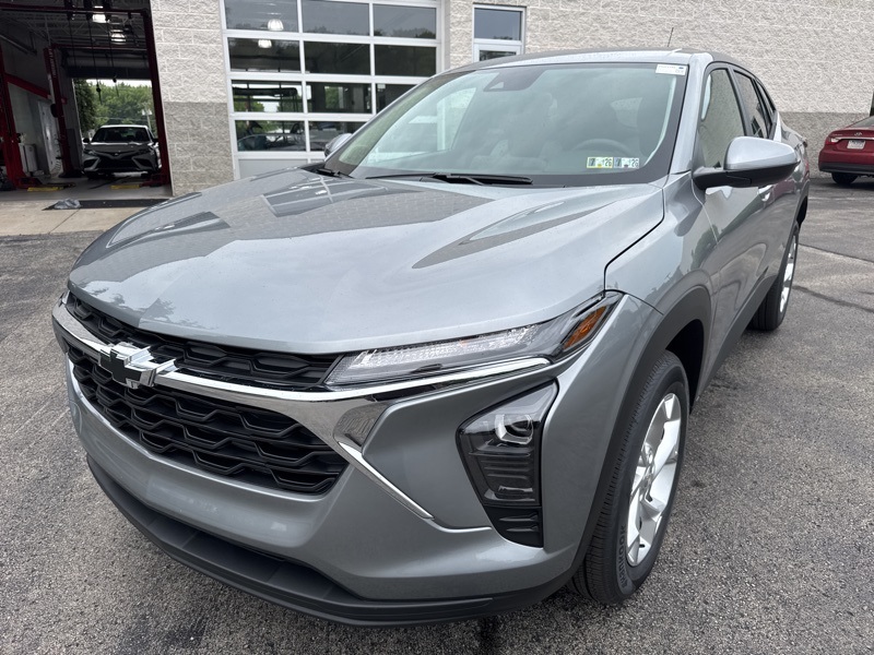 2025 Chevrolet Trax LS photo 7