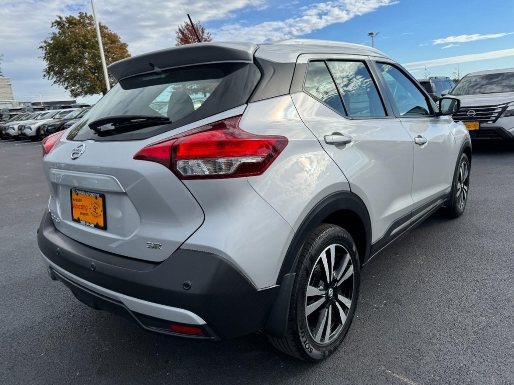 2020 Nissan Kicks SR photo 2