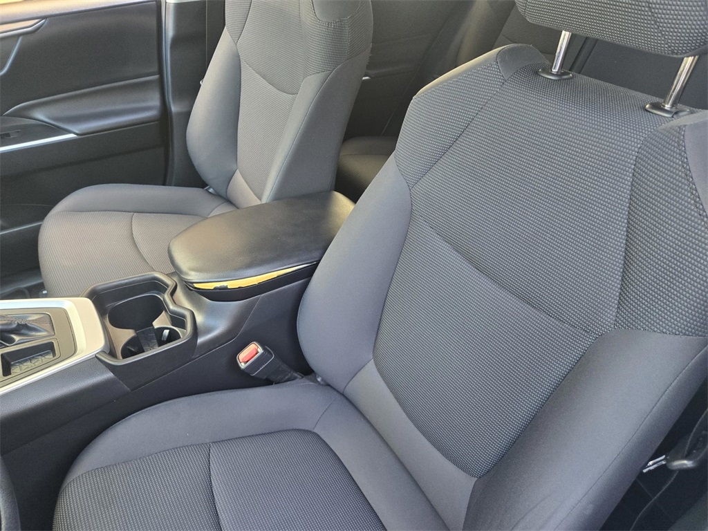 2019 Toyota RAV4 LE photo 13