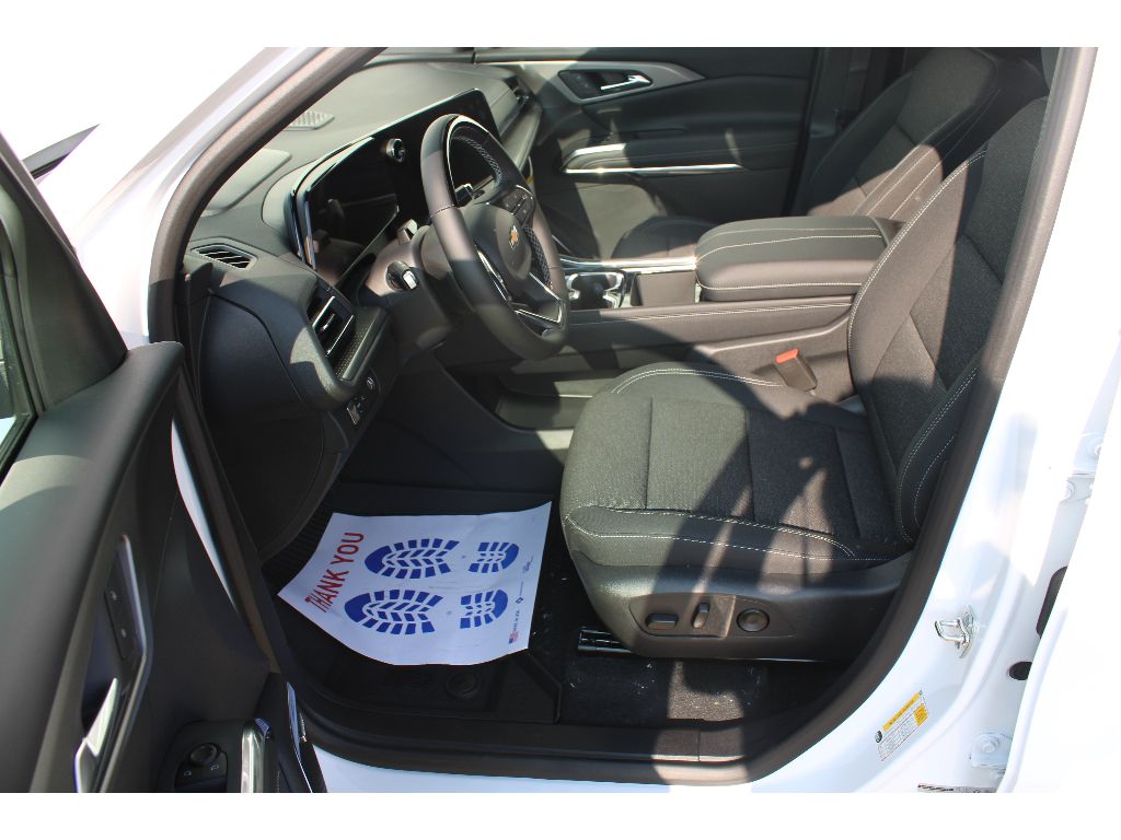 2026 Chevrolet Traverse photo 2