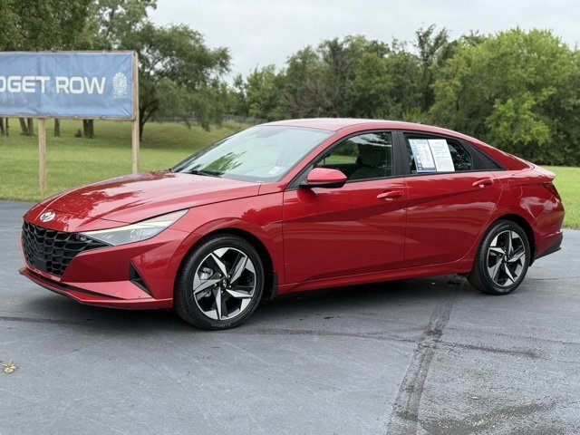 2023 Hyundai Elantra SEL photo 3