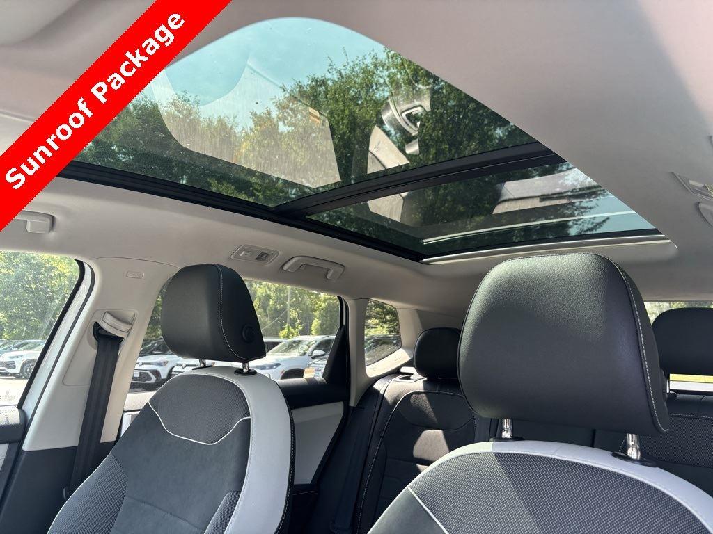2025 Volkswagen Taos SE photo 15