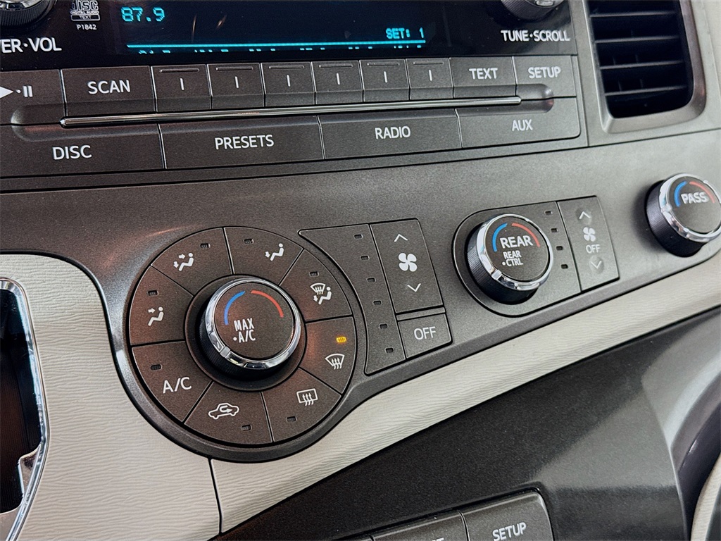 2011 Toyota Sienna LE photo 15
