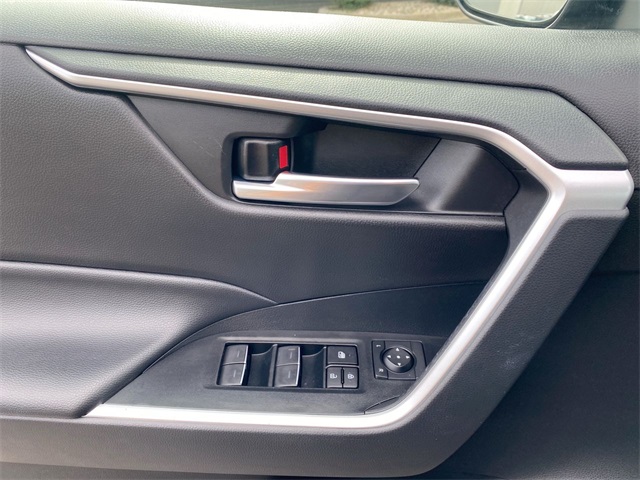 2022 Toyota RAV4 Hybrid SE photo 5