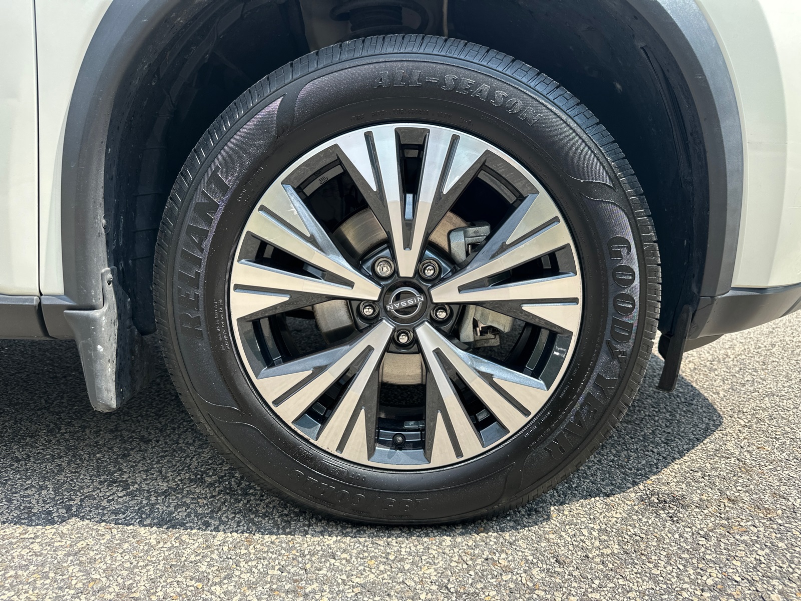 2023 Nissan Rogue SV photo 12