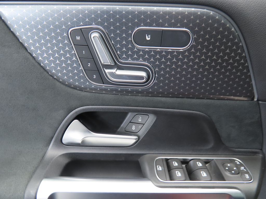2025 Mercedes Benz GLB 250 photo 22