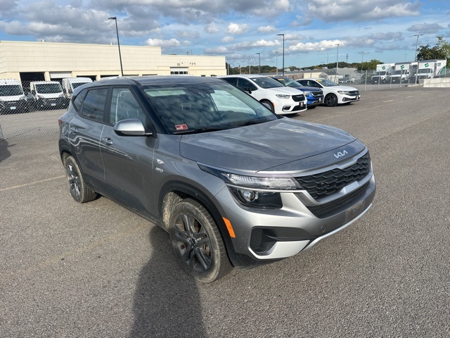 2023 Kia Seltos LX photo 2