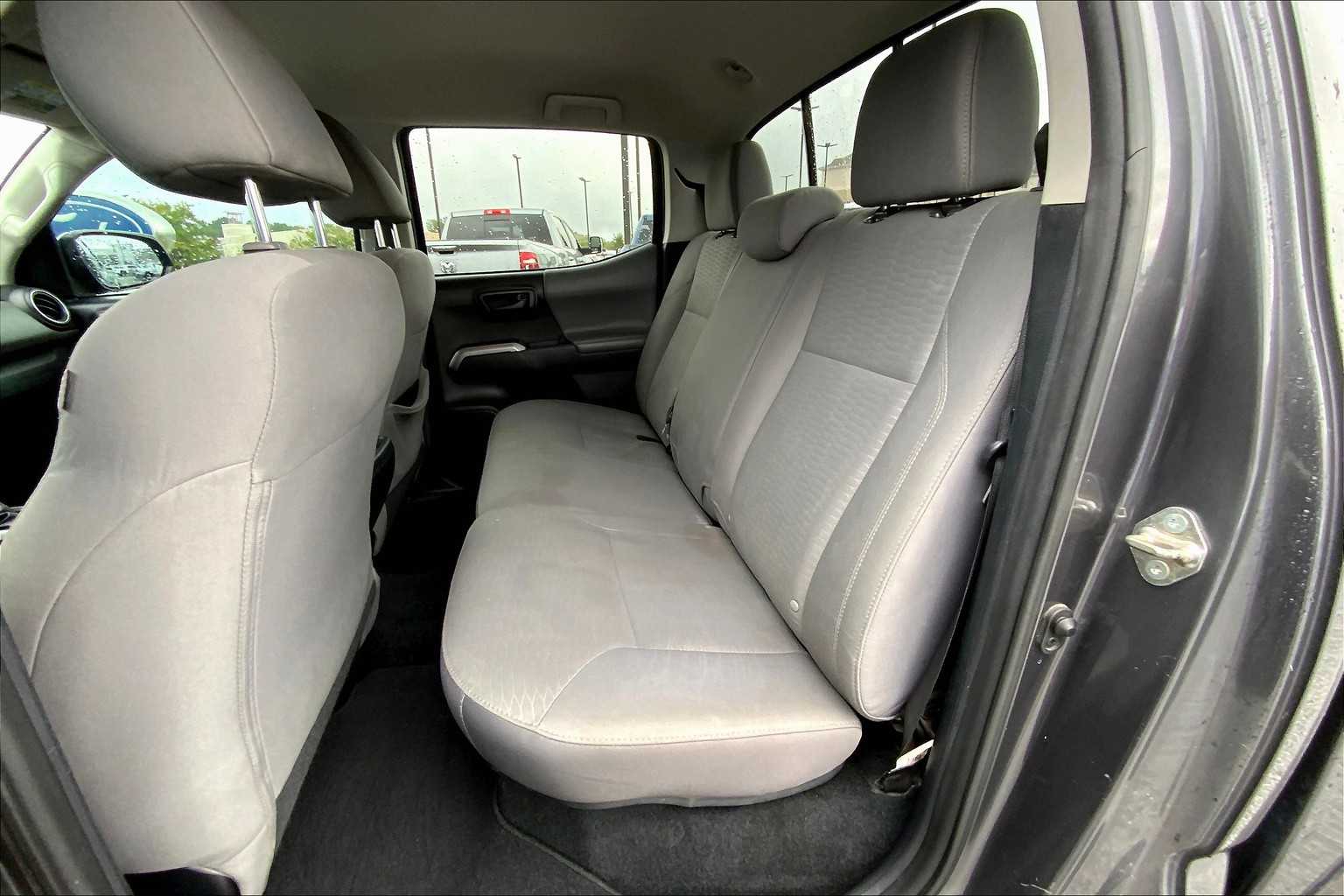 2019 Toyota Tacoma SR5 photo 17