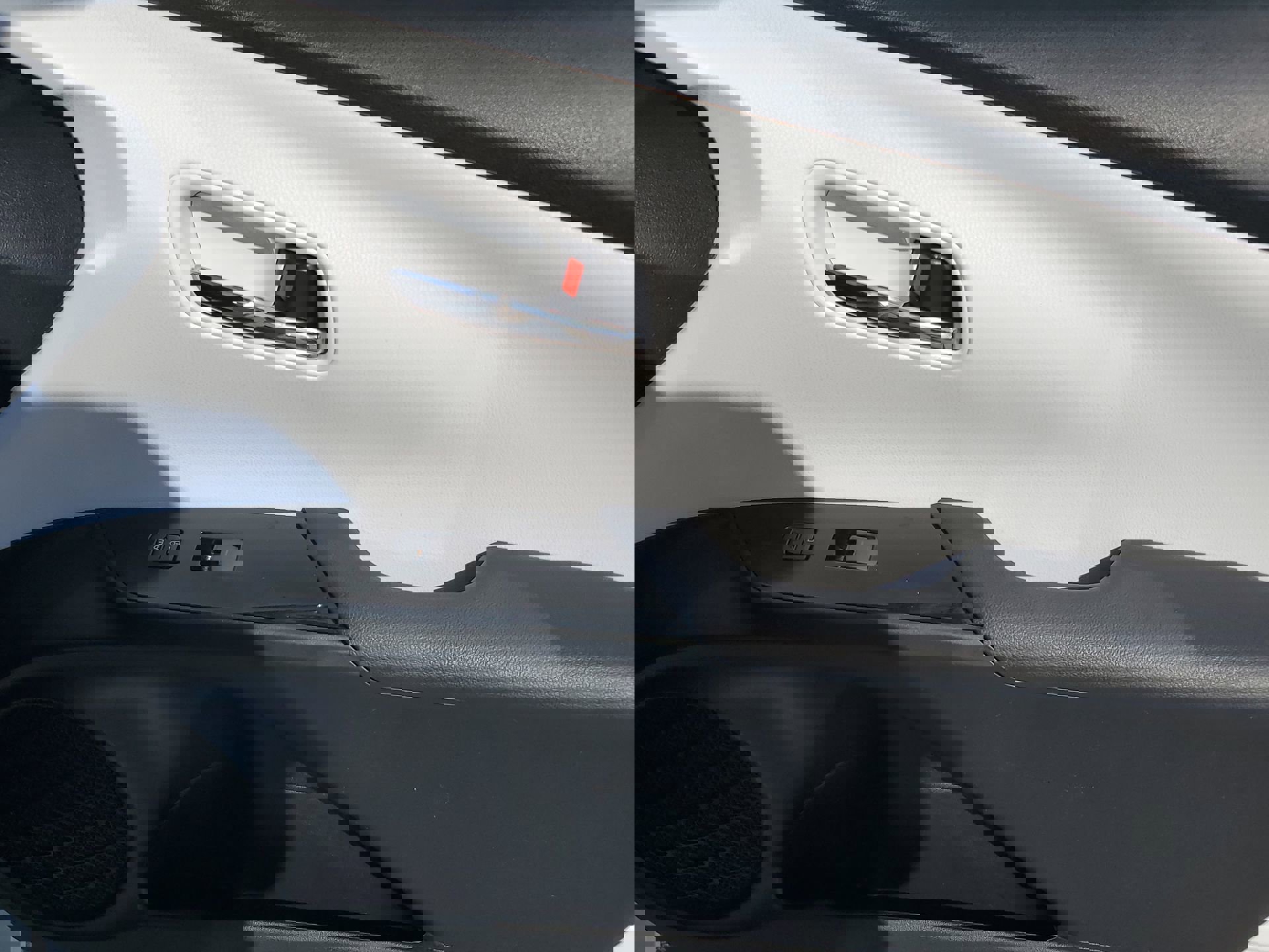 2022 Toyota Prius L photo 34