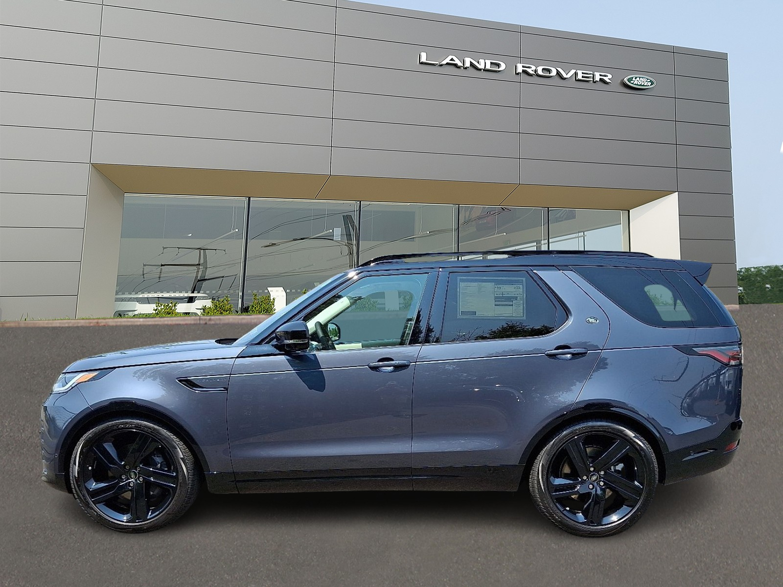 2025 Land Rover Discovery P360 Dynamic SE photo 3