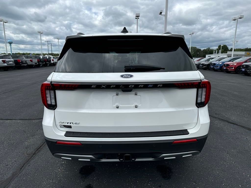2025 Ford Explorer photo 2