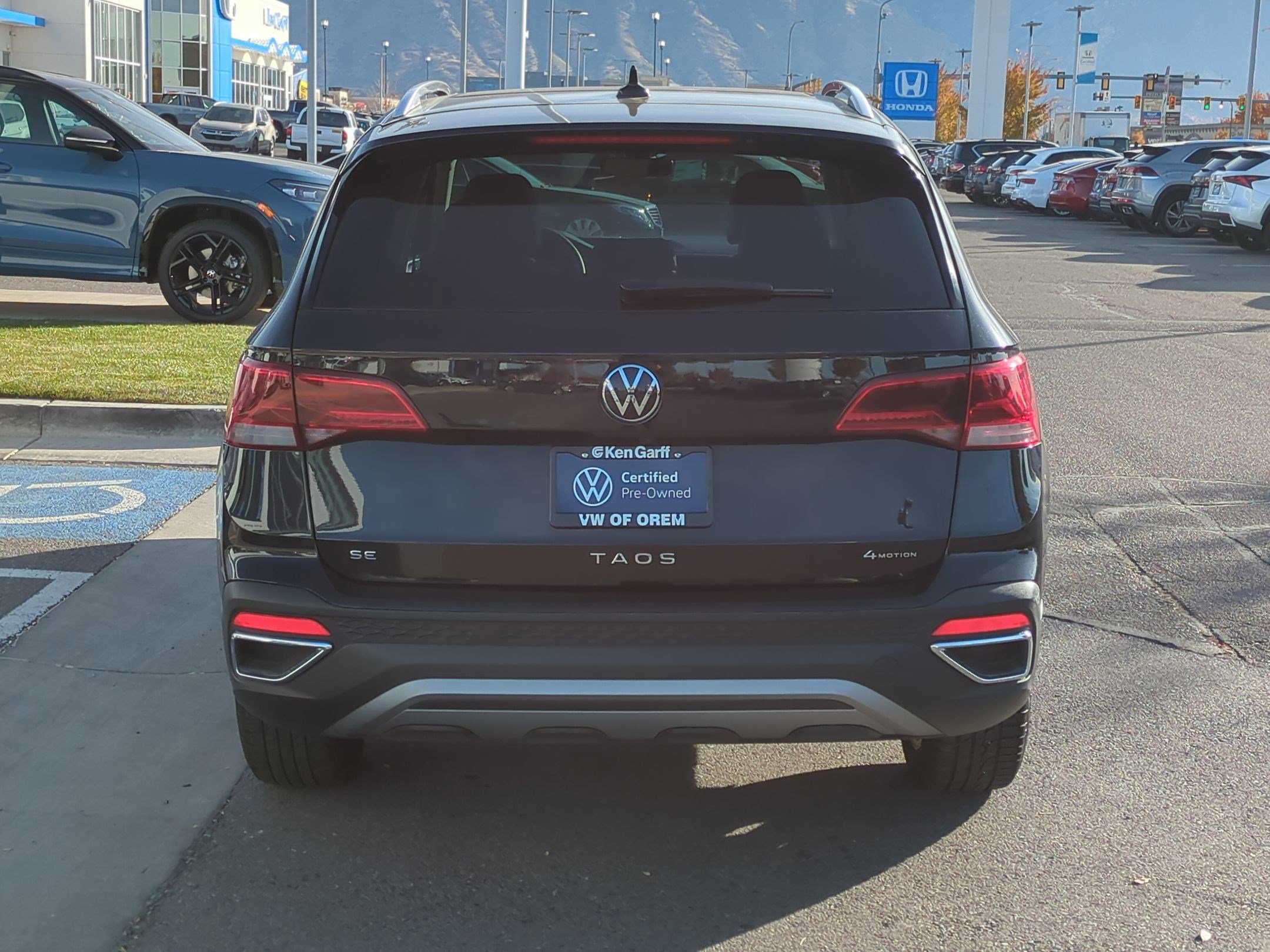 2024 Volkswagen Taos SE photo 3