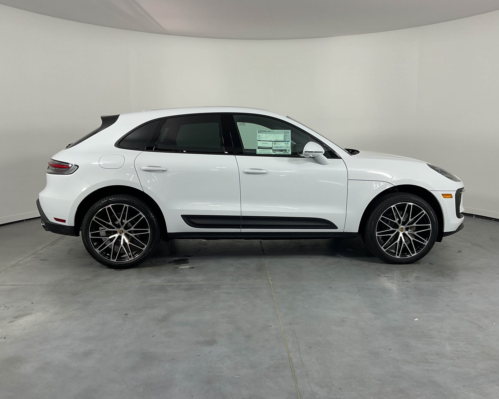 2025 Porsche Macan T photo 8