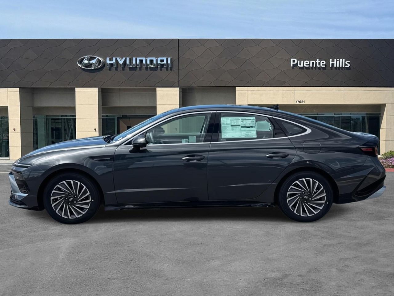 2025 Hyundai Sonata Hybrid Limited photo 3