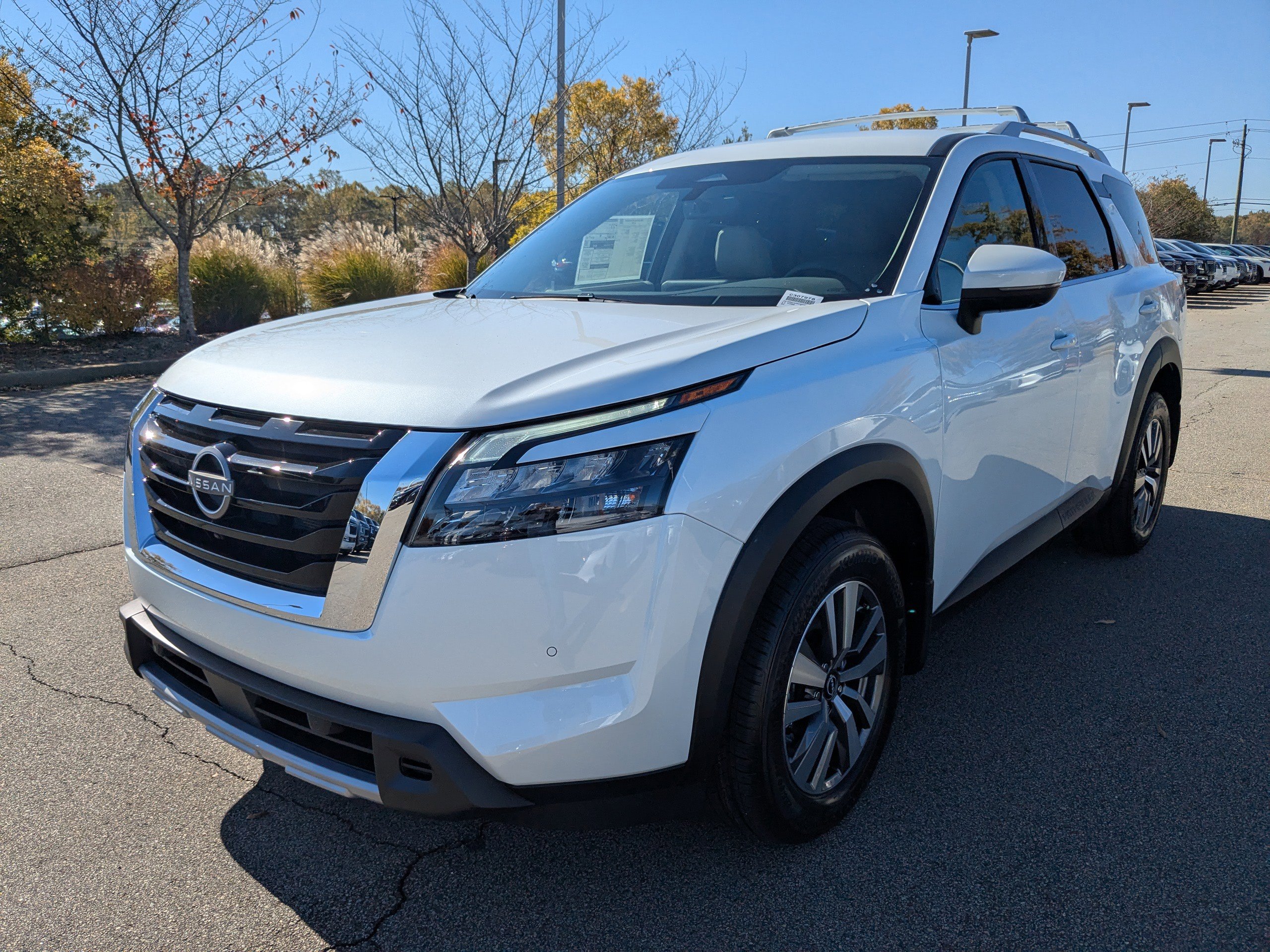 2025 Nissan Pathfinder SL photo 4