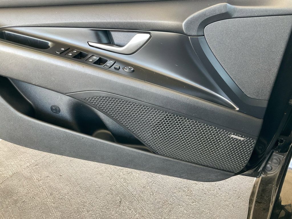 2022 Hyundai Elantra SEL photo 12