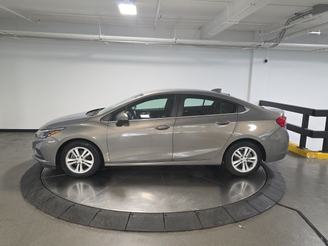 2018 Chevrolet Cruze LT photo 2
