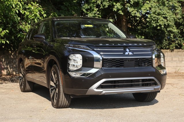 2025 Mitsubishi Outlander SE's photo