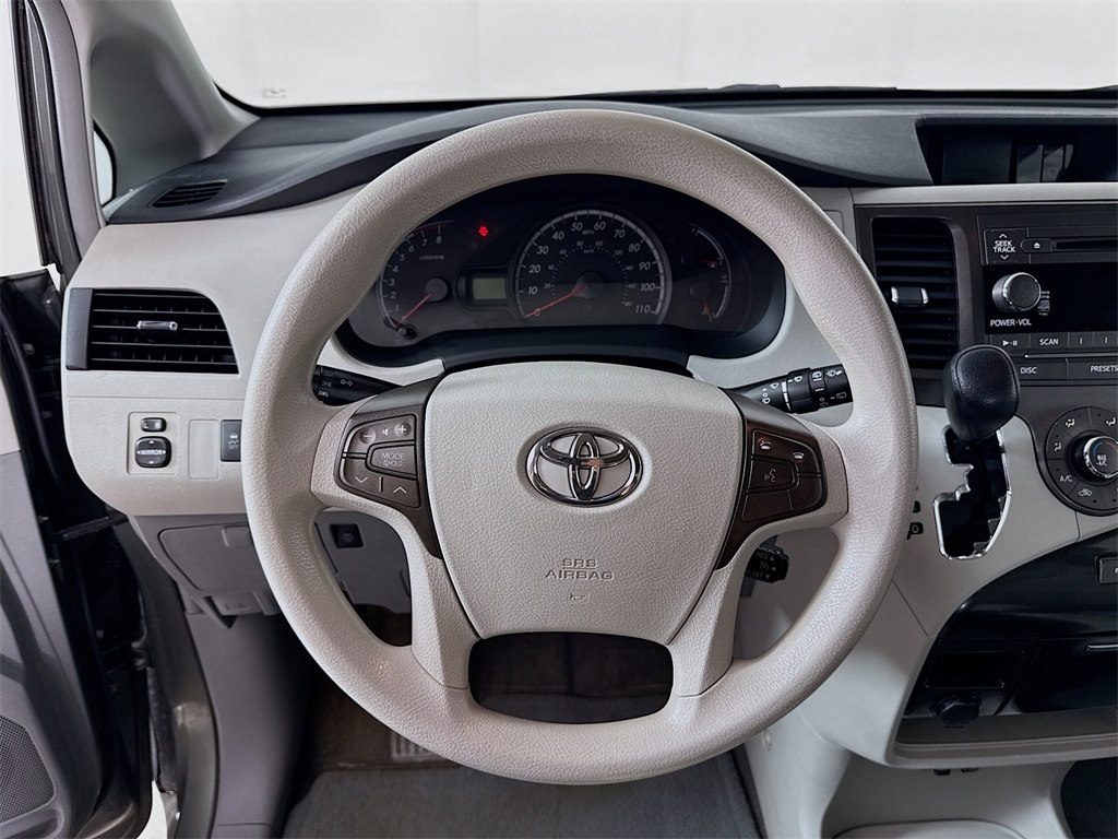 2011 Toyota Sienna LE photo 11