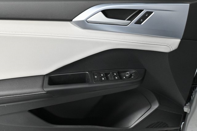 2025 Volkswagen Taos SE photo 4