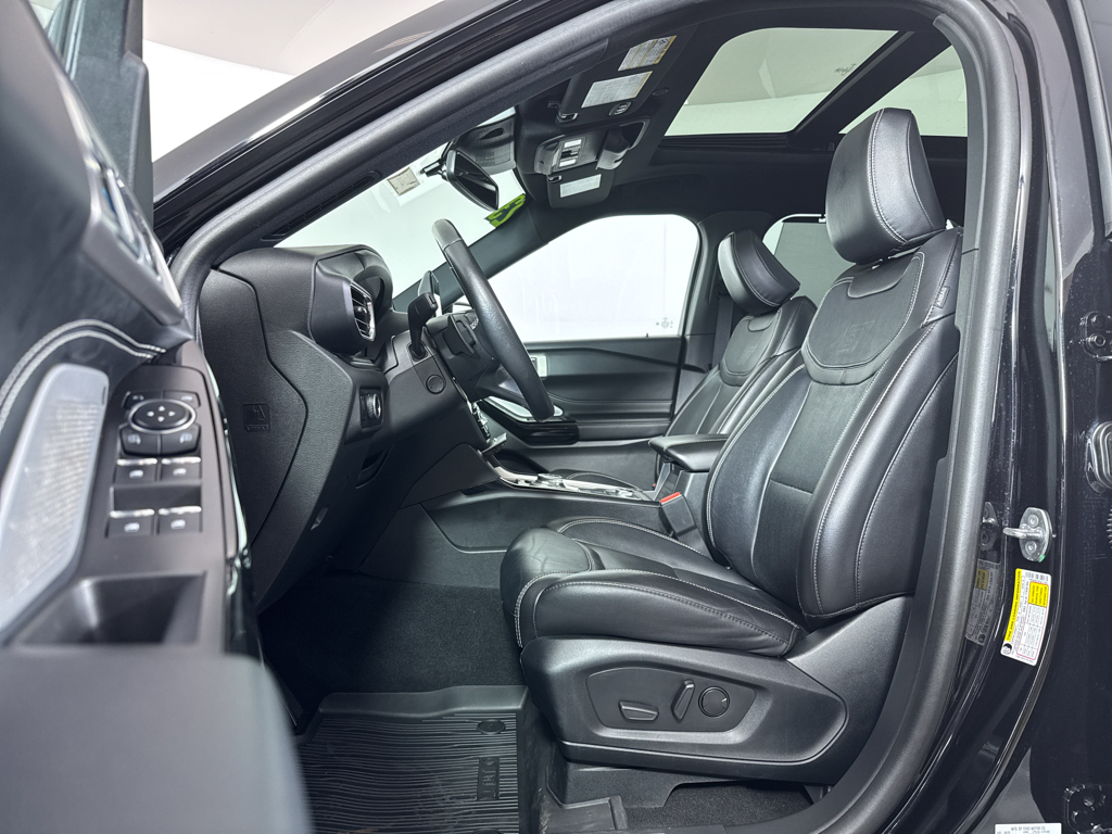 2023 Ford Explorer ST photo 3