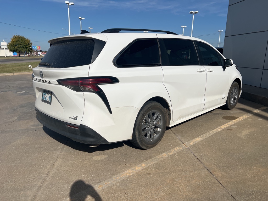 2021 Toyota Sienna LE photo 3