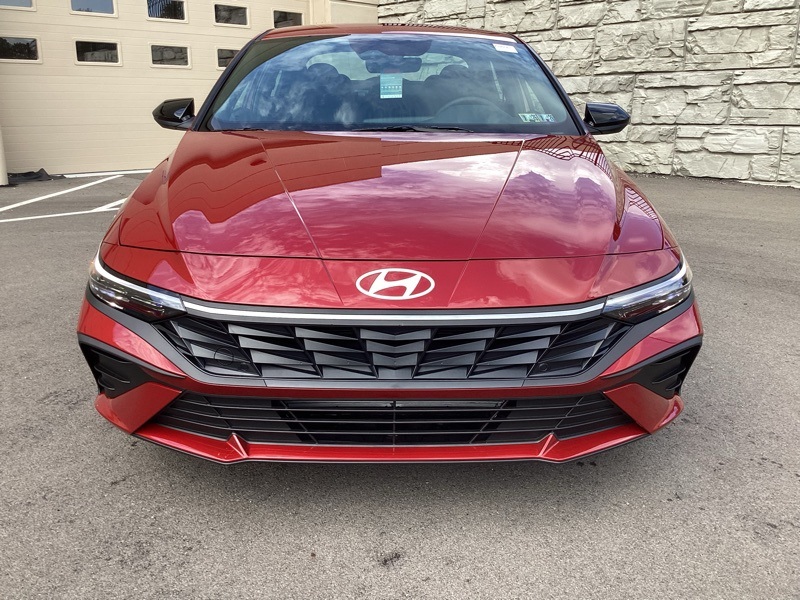 2025 Hyundai Elantra SEL Sport photo 2