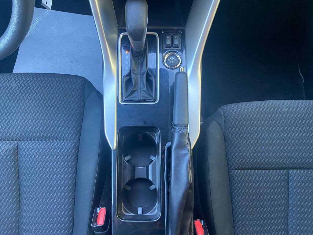 2022 Mitsubishi Eclipse Cross LE photo 13