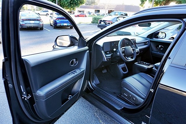 Used 2025 Black Hyundai SEL image 40